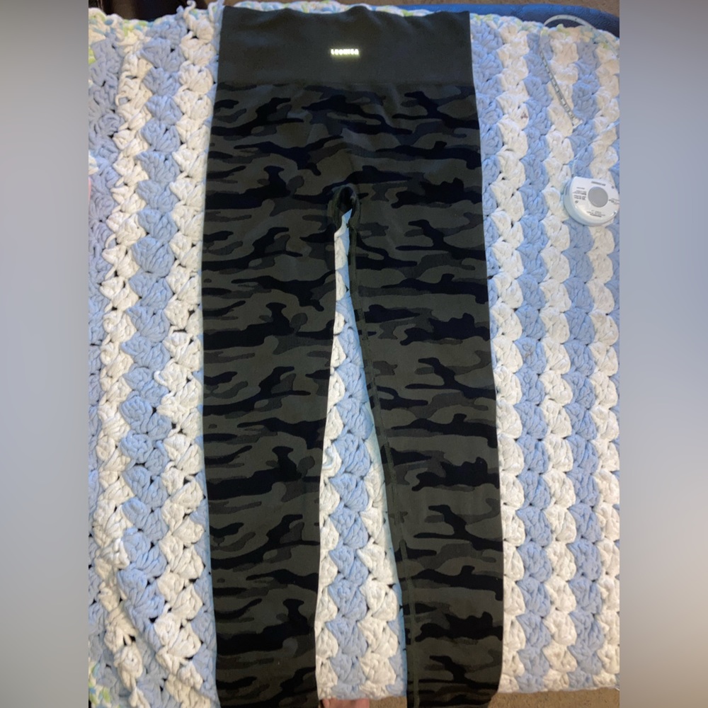 Leonisa Shapewear Camo set. *Different Sizes*
L Leggings and XL Sports Bra - Picture 10 of 11